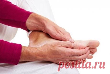 Боли в суставах, спине, ушибы. Старый рецепт индейских лекарей.

Взять 50 мл камфорного спирта, 50 грамм горчичного порошка, белок пяти небольших куриных яиц.

В камфарный спирт всыпать и растворить горчицу, взболтать и добавить белок.

Размешать до состояния мази. Втирать 1 раз в день, вечером перед сном, досуха.

Затем вытереть влажной тканью. Возможна местная реакция в виде жжения и покраснения кожи.