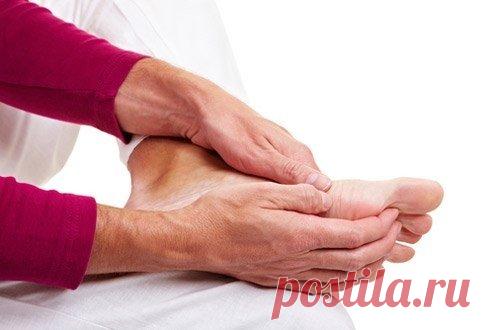 Боли в суставах, спине, ушибы. Старый рецепт индейских лекарей.

Взять 50 мл камфорного спирта, 50 грамм горчичного порошка, белок пяти небольших куриных яиц.

В камфарный спирт всыпать и растворить горчицу, взболтать и добавить белок.

Размешать до состояния мази. Втирать 1 раз в день, вечером перед сном, досуха.

Затем вытереть влажной тканью. Возможна местная реакция в виде жжения и покраснения кожи.