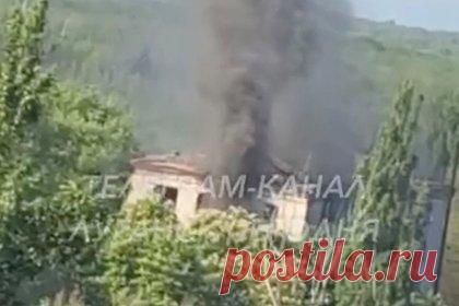 Стало известно об ударе по зданию бывшего училища в Луганске. Удар в Луганске нанесли по зданию бывшего авиационного училища штурманов (ЛВВАУШ). Уточняется, что место было оцеплено. Экс-посол Луганской народной республики (ЛНР) в России Родион Мирошник заявил, что училище ликвидировали в конце 90-х годов. По его словам, в этом районе находится достаточно плотная жилая застройка.