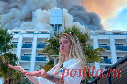 Фотографии российских блогеров на фоне пожаров в Турции вызвали гнев в сети. Блогеры из России сфотографировались на фоне пожаров в Турции и вызвали гнев у пользователей сети. На одном из опубликованных снимков модель Виктория Лопырева позирует в розовом купальнике на фоне дымящихся гор. Другая блогерша под ником @Irinawaimer поделилась снимками, на которых позирует на фоне горящего отеля.