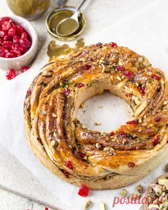 Плетенка с фисташковой пастой, засахаренной вишней, цедрой апельсина и рубленными фисташками  
 
Вода тёплая 300мл 
Дрожжи сырые 35гр (можно заменить гранулами) 
Соль 1 чл 
Сахар 50 гр 
масло оливковое 40мл 
Масло сливочное комнатной температуры 50 гр 
Мука пшеничная 600гр (макфа Экстра и тд) 
Сливки 33% 120мл 
 
приготовление 
В воде распустить дрожжи, добавить сахар, соль, пару ложек муки, перемешать венчиком (чтобы сахар полностью растворился) 
Добавить треть муки, масл...