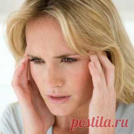 Головная боль — состояние пусть и не смертельное, но изрядно изматываюшее. А как быть, если боль бьет по нервам с регулярной периодичностью? 
Причины ее возникновения до конца не ясны. Известно только, что для этого много самых различных предпосылок, начиная от образа нашей жизни и стрессов вплоть до неудачного стула на рабочем месте или неправильной подушки для сна. Грозит отозваться головной болью все, что при определенной конституции человека вызывает напряжение мышц тела.