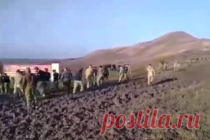 Спецназовцы «Витязя» сняли краповые береты в знак протеста. Бойцы спецназа 604-го Краснознаменного центра специального назначения «Витязь» решили в знак протеста снять краповые береты. Поводом для скандала стал обман со стороны кандидатов из Чечни. Во время марш-броска, являющегося одним из этапов на присвоение берета, друзья некоторых соискателей подвозили их на машинах.