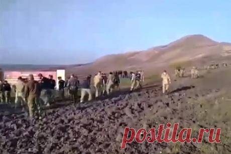 Спецназовцы «Витязя» сняли краповые береты в знак протеста. Бойцы спецназа 604-го Краснознаменного центра специального назначения «Витязь» решили в знак протеста снять краповые береты. Поводом для скандала стал обман со стороны кандидатов из Чечни. Во время марш-броска, являющегося одним из этапов на присвоение берета, друзья некоторых соискателей подвозили их на машинах.