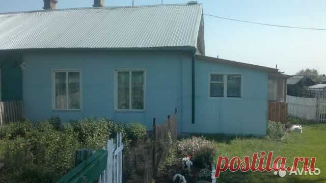 Продается 1/2 часть дома (39 м²) на участке 12.3 сот. после капитального ремонта.Дом на 2 половины. Отдельных вход. В доме: комната, зал, кухня-гостиная, прихожая, санузел. Вода, электричество в доме, печное отопление. Окна ПВХ. Двери новые межкомнатные, входная дверь металлическая. Надворные постройки, баня с летней кухней. Ворота металлические, есть место для машин. Участок разработан с посадками. Рассмотрю обмен на квартиру в Кемерово или в Брянске.Все вопросы по телефону 89609297364 Татьяна