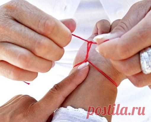 СЛАВЯНСКИЙ ОБЕРЕГ!!! 
Как нитку на руке завязать, чтобы беды избежать!
Сильным оберегом от сглаза и порчи у славян всегда считались "наузы" - нити с узелками, повязанные вокруг запястья.
Для изготовления такого талисмана можно использовать любые нити: хлопковые, шелковые, шерстяные, льняные.