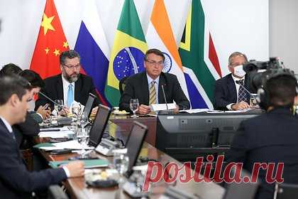 Бангладеш подала заявку на вступление в БРИКС. Бангладеш официально подала заявку на вступление в БРИКС (Бразилия, Россия, Индия, Китай и ЮАР). Отмечается, что что страна направила соответствующий запрос после встречи премьер-министра Бангладеш Шейх Хасины и президента ЮАР Сирила Рамапосы в Женеве на прошедшей неделе.