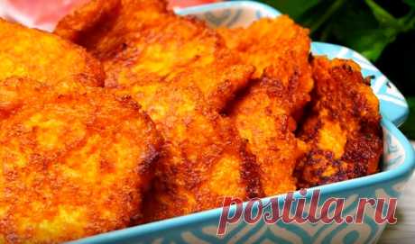 Морковные оладьи на завтрак: до чего быстро, просто и вкусно! Морковные оладьи подаем на завтрак или полдник со сметаной (или любимым соусом). Мои домашние просят такую выпечку очень часто, да я и не против: вкусно, ароматно – и очень полезно. Тем более, что времени на готовку уходит по минимуму.