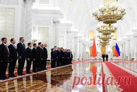 В США испугались «ставшего реальностью кошмара» из-за России и Китая. Россия и Китай в перспективе смогут контролировать Ближний Восток, который Соединенные Штаты потеряли из-за политики действующего президента страны Джо Байдена, написал журналист Брэндон Вайхерт в статье для 19FortyFive. По мнению обозревателя, США растеряли влияние над миром и превращаются во «второсортную державу».