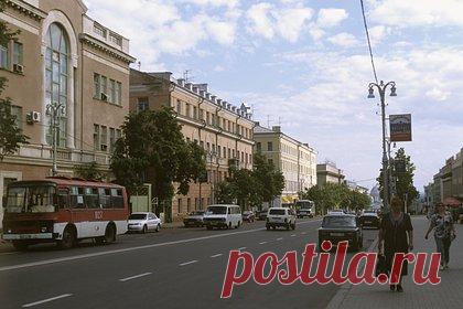 Жители Курска сообщили о взрывах в небе над городом. Мощные взрывы раздаются в небе над городом Курск. Предварительно, работает система противовоздушной обороны (ПВО). Жители районов Победы и Карла Маркса рассказали, что слышали минимум три громких взрыва. Также была видная яркая вспышка. Точной информации о произошедшем пока нет.