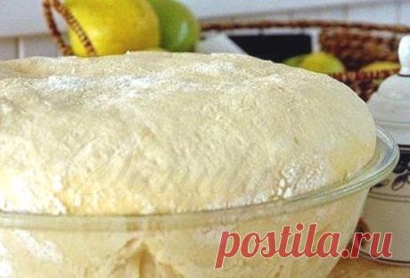 «Пуховое тесто». Быстрое прекрасное тесто для любой выпечки! Из него можно печь абсолютно все: пиццу, пирожки, булочки. Но самое главное: тесто получается всегда