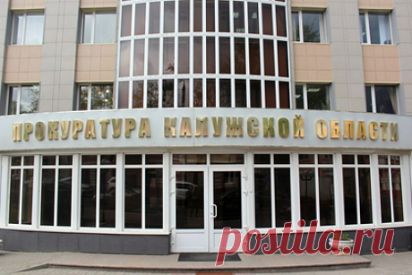 В российском регионе двух рабочих насмерть придавило ковшом погрузчика. В Калужской области двух рабочих насмерть придавило гидравлическим ковшом погрузчика. О происшествии стало известно утром в понедельник, 20 декабря, в колхозе имени Гурьянова в селе Тарутино Жуковского района. Сейчас сотрудники прокуратуры устанавливают все обстоятельства случившегося.