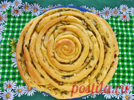 Спиральный хлеб с пряными травами и чесноком Предлагаю Вам рецепт очень вкусного и полезного спирального хлеба с пряными травами и чесноком. Он необычен, прежде всего, способом формовки: готовый хлебушек имеет форму спирали. Его не нужно резать, можно просто «раскручивать», отламывая сегменты. Также интересен состав теста: в рецепте, кроме пше