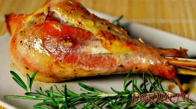 7 оригинальных горячих блюд, которые украсят новогоднее застолье Вот уже совсем скоро наступит та самая волшебная ночь, в которую сбываются все желания и мечты. Каждой хозяйке хочется стать в эту ночь немного феей, чтобы удивить семью и друзей своим кулинарным волшебством. А нужно для этого совсем немного - оригинальное горячее блюдо на новый год, такое, чтобы нигде больше так не приготовили. Сегодня мы предлагаем вашему вниманию оригинальные рецепты горячих блюд на новый ...