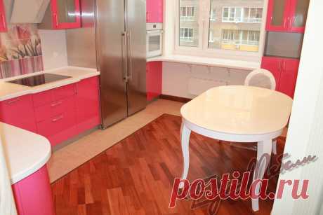 Дизайн пола в современной кухне с фасадами МДФ эмаль глянец.