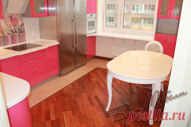 Дизайн пола в современной кухне с фасадами МДФ эмаль глянец.