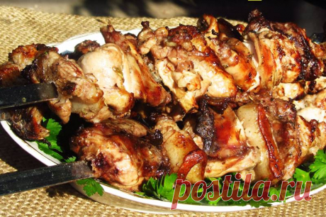 Шашлык из кролика в самом вкусном маринаде чтобы мясо было мягким Готовим шашлык из кролика на минеральной воде и в майонезе. Подобного рода рецепт шашлыка из кролика нужно долго мариновать, но он того стоит. Получается мясо невероятно нежным, мягким и сочным. Как раз то, что нужно для хороших посиделок в хорошей компании. Такое мясное блюдо исключительно подойдёт на Праздничные или выходные дни, а также для отдыха на природе. Посмотрим, как приготовить шашлык из кролика по нашему рецепту…