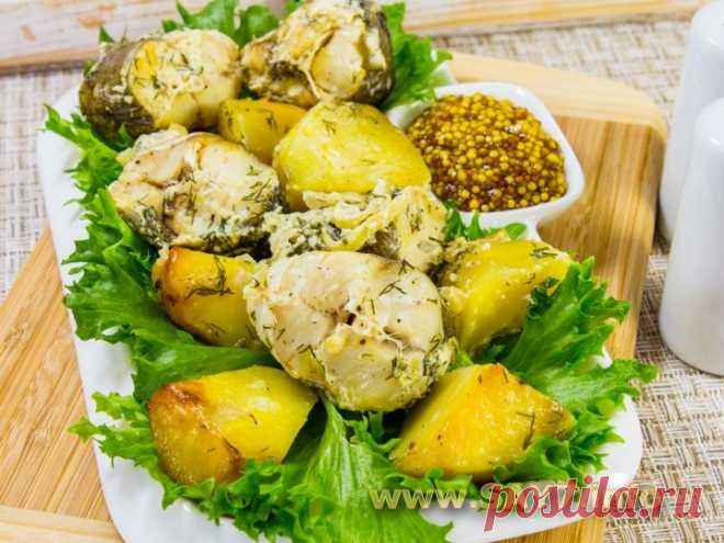 Рыба с картофелем, запеченные в «рукаве»