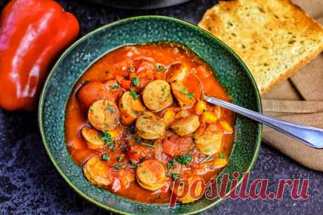 Bratwurstgulasch Ihr habt noch Bratwürstchen über und sucht ein tolles Rezept zur Resteverwertung? Wie wäre es denn mit Bratwurstgulasch? Einfach und lecker.