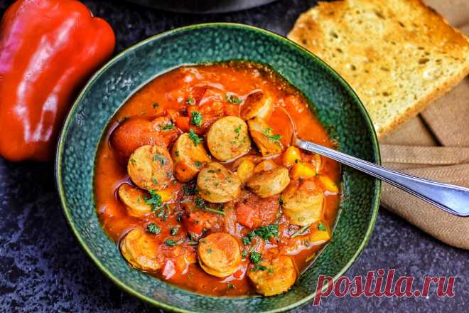 Bratwurstgulasch Ihr habt noch Bratwürstchen über und sucht ein tolles Rezept zur Resteverwertung? Wie wäre es denn mit Bratwurstgulasch? Einfach und lecker.