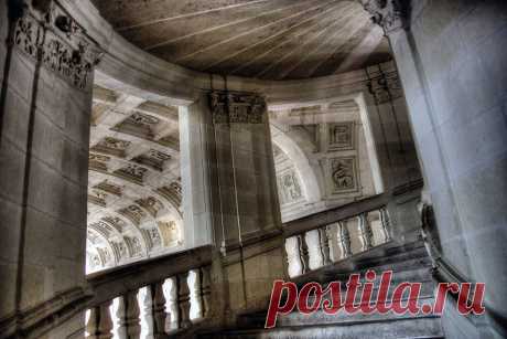 77 лестниц замка Шамбор — это целая сеть, своеобразный лабиринт. Считается, что король Франциск I построил их, чтобы его многочисленные фаворитки встречались друг с другом как можно реже. Facebook