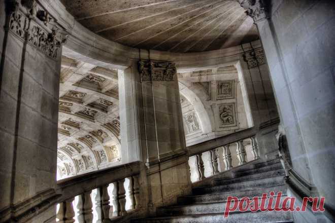 77 лестниц замка Шамбор — это целая сеть, своеобразный лабиринт. Считается, что король Франциск I построил их, чтобы его многочисленные фаворитки встречались друг с другом как можно реже. Facebook