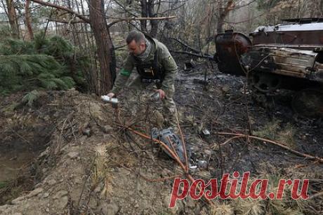 Российский военный рассказал об атаках ВСУ по гражданским кассетными снарядами. Вооруженные силы Украины (ВСУ) атакуют гражданских кассетными снарядами для отвлечения внимания артиллеристов Вооруженных сил России, заявил командир батареи с позывным «Чип». «Им не удается подавить нашу артиллерию, и они просто начинают бомбить мирные города», — отметил он.