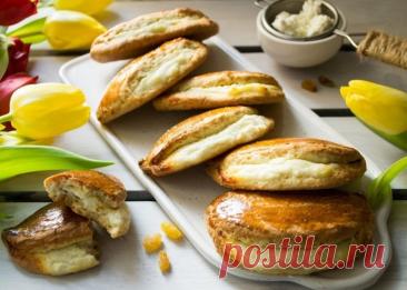 Сочники с творогом Ингредиенты:Мука — 320 гМука (для начинки) — 1 ст. л.Сахар — 120 гСахар (для начинки) — 2 ст. л.Сметана — 5 ст. л.Яйца — 2 шт.Масло сливочное к. т. — 50 гВанилин — 2 ч. л.Соль — 1 щепоткаСода (на кончике ножа) — 1 гТворог (5-9%)...