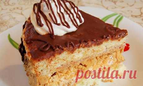 Торт «Воздушный замок»
Этот потрясающий торт состоит из нежного и сочного бисквитного коржа с хрустящей прослойкой из безе.