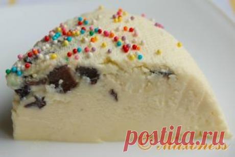 #Кулинария
Пасха царская (вареная) 
Вкусная и сытная заварная творожная паста. Мне понравилась больше чем сырая.  

Приготовление 24 ч.
8 порций.

Ингредиенты:
1 кг творога
5 яиц
200 г сливочного масла
400 г сметаны
300-350 г сахара
50 г очищенного миндаля
50 г изюма
ванилин по вкусу (мы добавили 1 ч.л. ванильного экстракта)

Приготовление:
1. Изюм залить горячей водой на 10-15 минут, после чего воду слить, а изюм промыть и обсушить. Если изюм большой, то крупно его нареза...