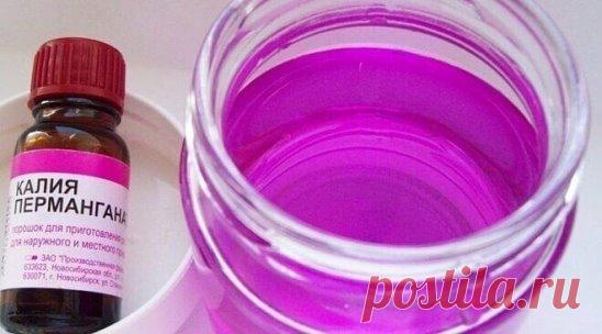 Марганцовка благоприятно влияет на грунт. Она снижает риск развития различных болезней.
Грунт в теплице и на грядках поливают раствором марганцовки. Понадобится 5 гр. марганцовки на ведро горячей воды.