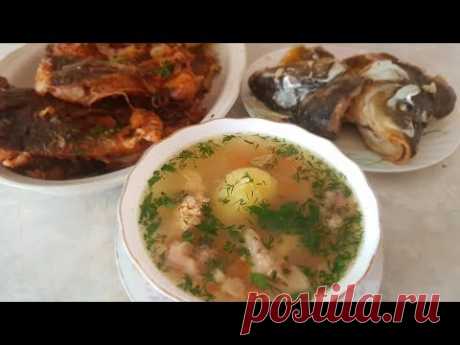 Уха и жареная рыба цыганка готовит. Gipsy cuisine.