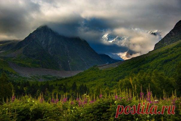 «Накануне». Верховья Чегемского ущелья, Кабардино-Балкария. Автор фото — Elena Brezhitskaya: nat-geo.ru/photo/user/26671/