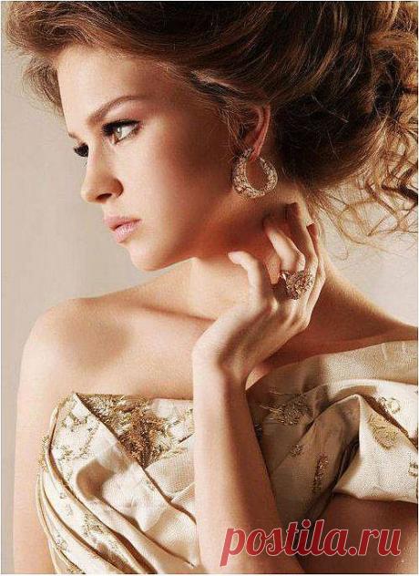 Улыбка нежная.Туман .Холодный ветер.Волна прибрежная.Серебрянная даль,и расставанье после сладкой встречи.тоска и радость.Песня и печаль.(И.Радужная) (волшебная страна книг)