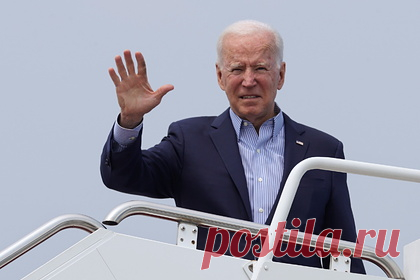 Байден прилетел в Нью-Йорк накануне годовщины терактов 11 сентября. Президент США Джо Байден вместе с супругой Джилл прилетели в Нью-Йорк в пятницу вечером, 10 сентября, для участия в траурных мероприятиях по поводу двадцатой годовщины терактов 11 сентября 2001 года. Глава государства отправился в район Манхэттен, где у мемориала жертвам атаки состоится траурная церемония.