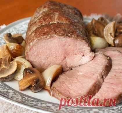 Ростбиф с запеченным луком и шампиньонами.