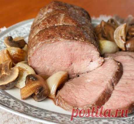Ростбиф с запеченным луком и шампиньонами.