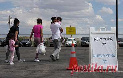 В Нью-Йорке объявили режим ЧС из-за наплыва нелегальных мигрантов. По словам мэра города Эрика Адамса, система приютов для бездомных в городе загружена на 100%, ночлега постоянно ищут более 60 тыс. человек, почти 20 тыс. из них - дети