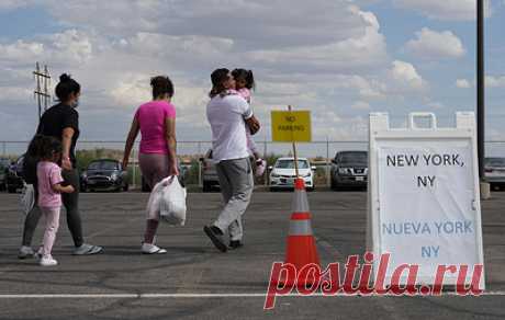 В Нью-Йорке объявили режим ЧС из-за наплыва нелегальных мигрантов. По словам мэра города Эрика Адамса, система приютов для бездомных в городе загружена на 100%, ночлега постоянно ищут более 60 тыс. человек, почти 20 тыс. из них - дети