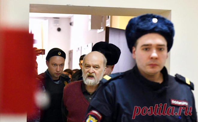 Диссидента Скобова арестовали за пост о Крымском мосту. Советский политзаключенный Скобов обвинен в оправдании терроризма. Поводом стали посты о взрыве на Крымском мосту, 66-летнему диссиденту грозит до семи лет. В знак протеста он отказался встать перед судьей и отвечать на вопросы