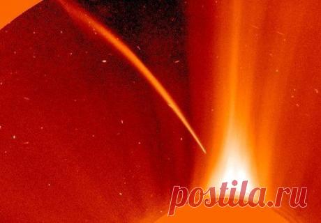 Околосолнечная комета Крейца с хорошо заметным хвостом, направляющаяся к Солнцу. Изображение спутника SOHO / Физика невозможного!