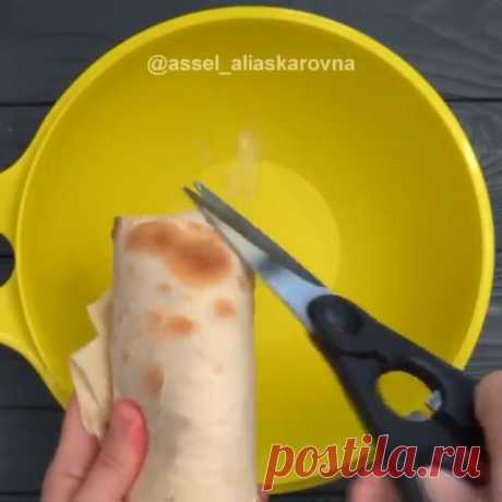 Дайте знак в виде любого смайлика или "+", что видите пост или что рецепт интересен😀
Спасибо за лайк ❤ и за обратную связь😘
. 
Доброе утро ☀️ дорогие мои 🥰😘Ленивая ачма
Лаваш – 2 шт.
Яйцо – 1 шт.
Молоко – 100 мл.
Отварная курица – 90 гр.
Сыр – 90 гр.

Для приготовления нам понадобится лаваш. У меня 2 средних, это примерно 180 гр. Сложите их пополам и сверните в рулет. Далее ножницами нарежьте на мелкие части. Получатся вот такие обрезки. Отодвиньте пока в сторону. Возь...
