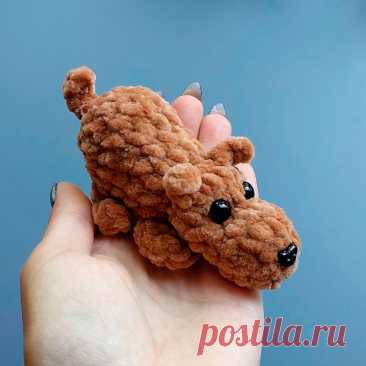 PDF Дружок крючком. FREE crochet pattern; Аmigurumi toy patterns. Амигуруми схемы и описания на русском. Вязаные игрушки и поделки своими руками #amimore - собака, пёс, плюшевая собачка, маленький щенок из плюшевой пряжи, пёсик.