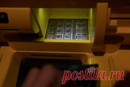 Отсидевший 40 лет пожилой грабитель банков попался на новом преступлении. В США задержали 71-летнего мужчину, который ограбил банк в Лос-Анджелесе, штат Калифорния, и скрылся с крупной суммой. Брюс Эдвард Белл был арестован 21 декабря. По версии следствия, в этот день Белл зашел в отделение банка с черной маской на лице и наставил пистолет на сотрудников.