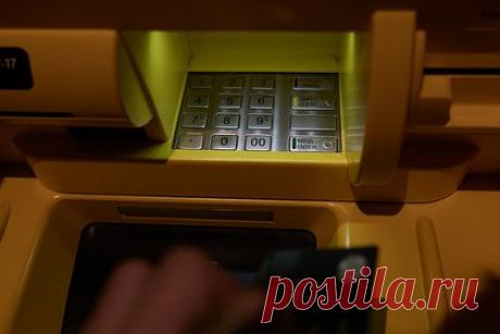 Отсидевший 40 лет пожилой грабитель банков попался на новом преступлении. В США задержали 71-летнего мужчину, который ограбил банк в Лос-Анджелесе, штат Калифорния, и скрылся с крупной суммой. Брюс Эдвард Белл был арестован 21 декабря. По версии следствия, в этот день Белл зашел в отделение банка с черной маской на лице и наставил пистолет на сотрудников.