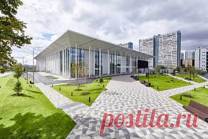 В Москве завершили строительство центра фигурного катания Тутберидзе. В Москве завершили строительство центра фигурного катания Этери Тутберидзе. «Сделали большое количество залов: 10 хореографических, акробатический, два тренажерных и тренировочный с покрытием из искусственного льда. Есть реабилитационный блок с зоной водных процедур», — рассказал мэр города Сергей Собянин.