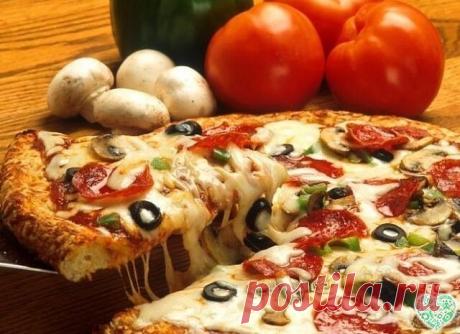 Как приготовить пиццу с тонкой хрустящей основой за 20 минут.
На приготовление этой пиццы у меня ушло 20 минут! Для начала зажжем духовку ...
Тесто:
- 2 ложки сметаны,
- 100-150 г кефира,
- 50 г масла или маргарина (растопить),
- Соль - треть ч.л.,
- 0,5 ч.л соды,
- мука,
- щепотка сахара.