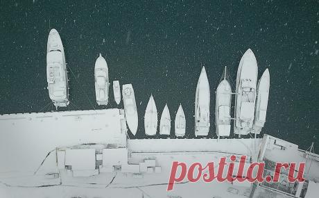 Аксенов предложил защитить российские яхты от задержания отправкой в Крым. Некоторые российские яхты уже вошли в Черное море, «спасаясь от беззакония», сказал он. Аксенов сравнил действия западных стран с пиратством. С конца февраля они начали арестовывать яхты предположительно российских бизнесменов.