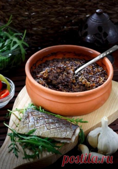 Prebranac od crnog sočiva serviran s filetima skuše - Vitki Gurman