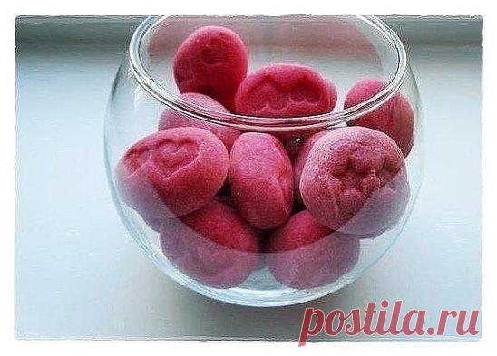 Такие камешки можно ставить где угодно, и они обеспечат в комнате 
приятный запах. Для того, чтобы их сделать, нам потребуется:
- полстакана соли (мелкого помола)
- полстакана муки
- четверть стакана теплой воды
- 1 чайная ложка растительного масла
- пищевой краситель
- 5-20 капель эфирного масла.
Делаем:
1. Все сухие компоненты тщательно размешиваем в чашке. В отдельной чашке с водой перемешиваем краситель и растительное масло. Сюда же можно сразу добавить эфирное масло.
2. Смешиваем содержи